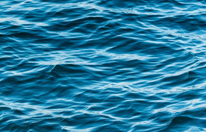 为什么海水是蓝色的（为什么海水又蓝又咸）