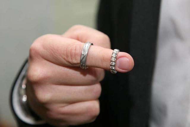 男生戴戒指的含义（男生戴戒指的含义10个指头）